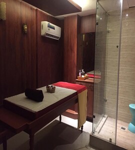 Jenni DayNight OutCall Massage Spa